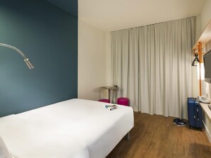 Schreibtisch, laptopgeeigneter Arbeitsplatz, Verdunkelungsvorhänge