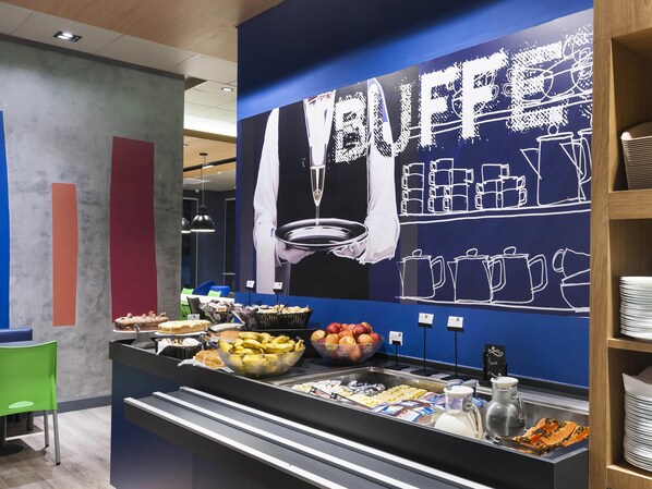 Daily buffet breakfast (BRL 50 per person)