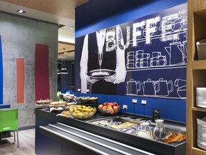 Petit déjeuner buffet (46 BRL par personne)
