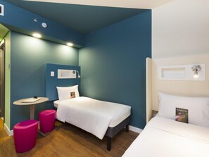 Bureau, espace de travail pour ordinateur portable, rideaux occultants