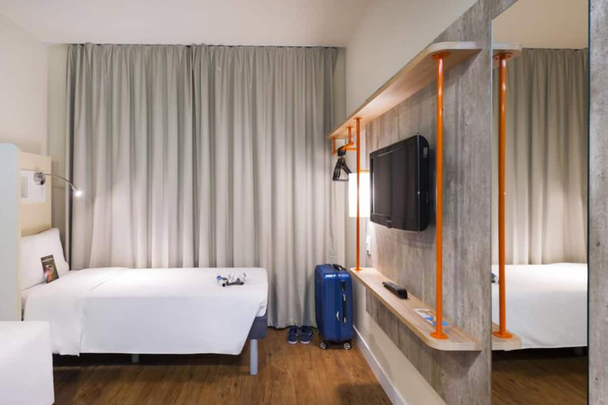 Standard Twin Room, 2 Twin Beds | Desk, laptop workspace, blackout drapes, free WiFi