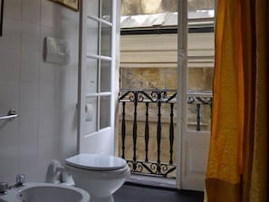Habitación doble, baño privado | Baño | Artículos de higiene personal gratuitos, secador de pelo y toallas