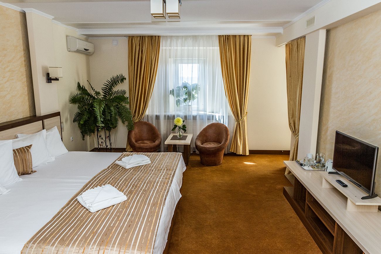Suite | Minibar, desk, iron/ironing board, rollaway beds