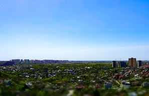 Une vue urbaine avec des immeubles d’habitation, un ciel dégagé et des gratte-ciel en arrière-plan.