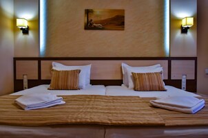 Minibar, escritorio y tabla de planchar con plancha 