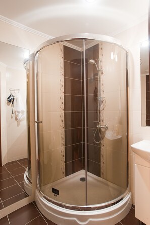 Suite | Bathroom | Shower, free toiletries, hair dryer, bathrobes - 7 Sky Hotel Klinicheskaya Street (Kyiv)
