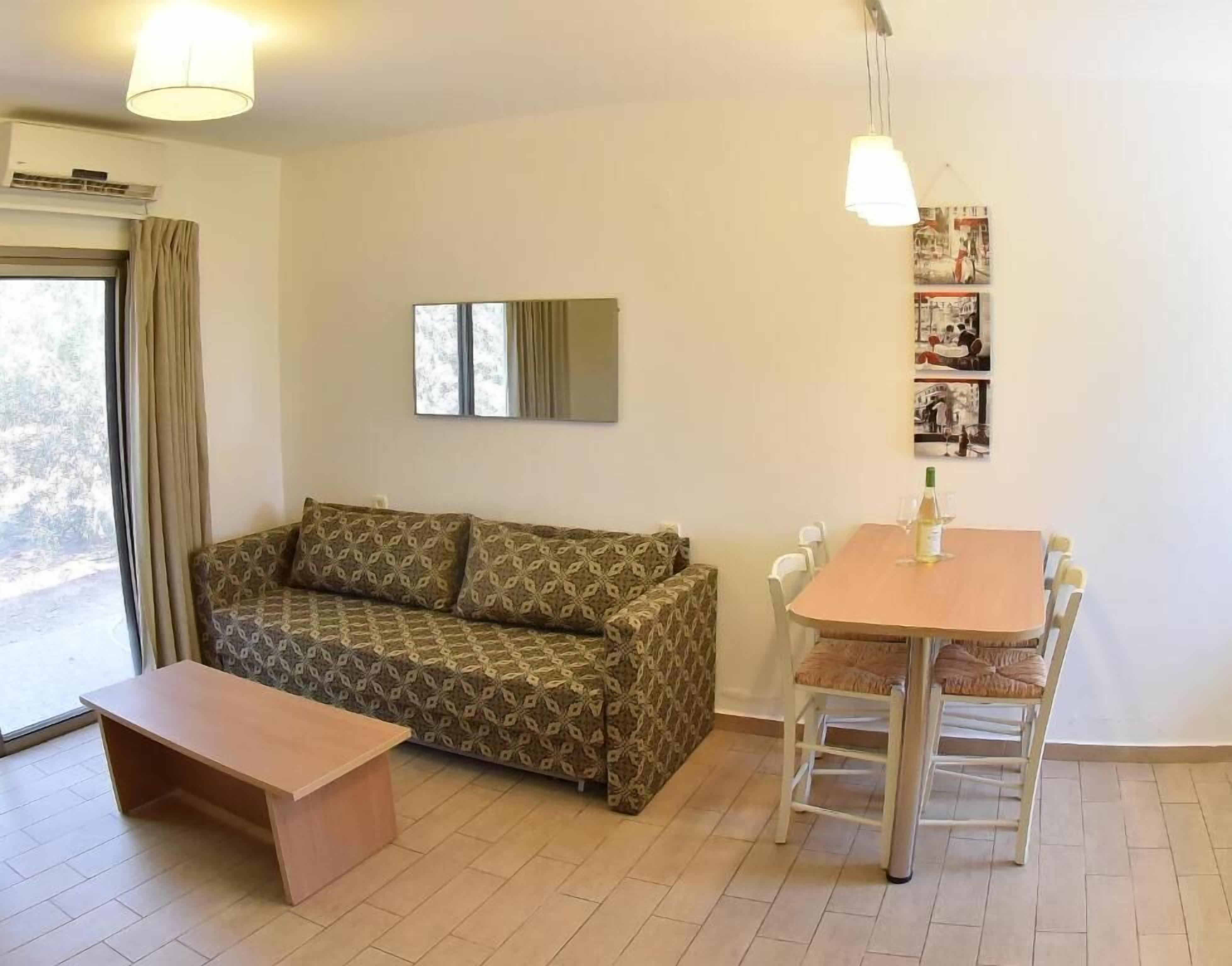 suite | living area | flat-screen tv