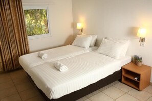 Doppelzimmer, zum Garten hin | Minibar, Zimmersafe, Schreibtisch, Verdunkelungsvorhänge