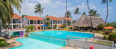 Udendørs pool, åben fra kl. 05.00 til kl. 18.00, parasoller, liggestole