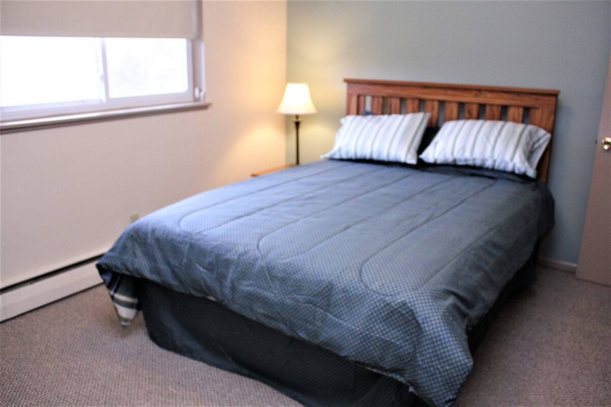 Renovated Room, 1 Queen Bed, Non Smoking | Wi-fi (inkludert) og sengetøy
