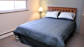 Renovated Room, 1 Queen Bed, Non Smoking | Free WiFi, bed sheets