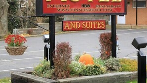 A sign for Cianci's Motel advertising internet, HBO, and restaurant services. - Cianci's Motel and Suites (Greenville)