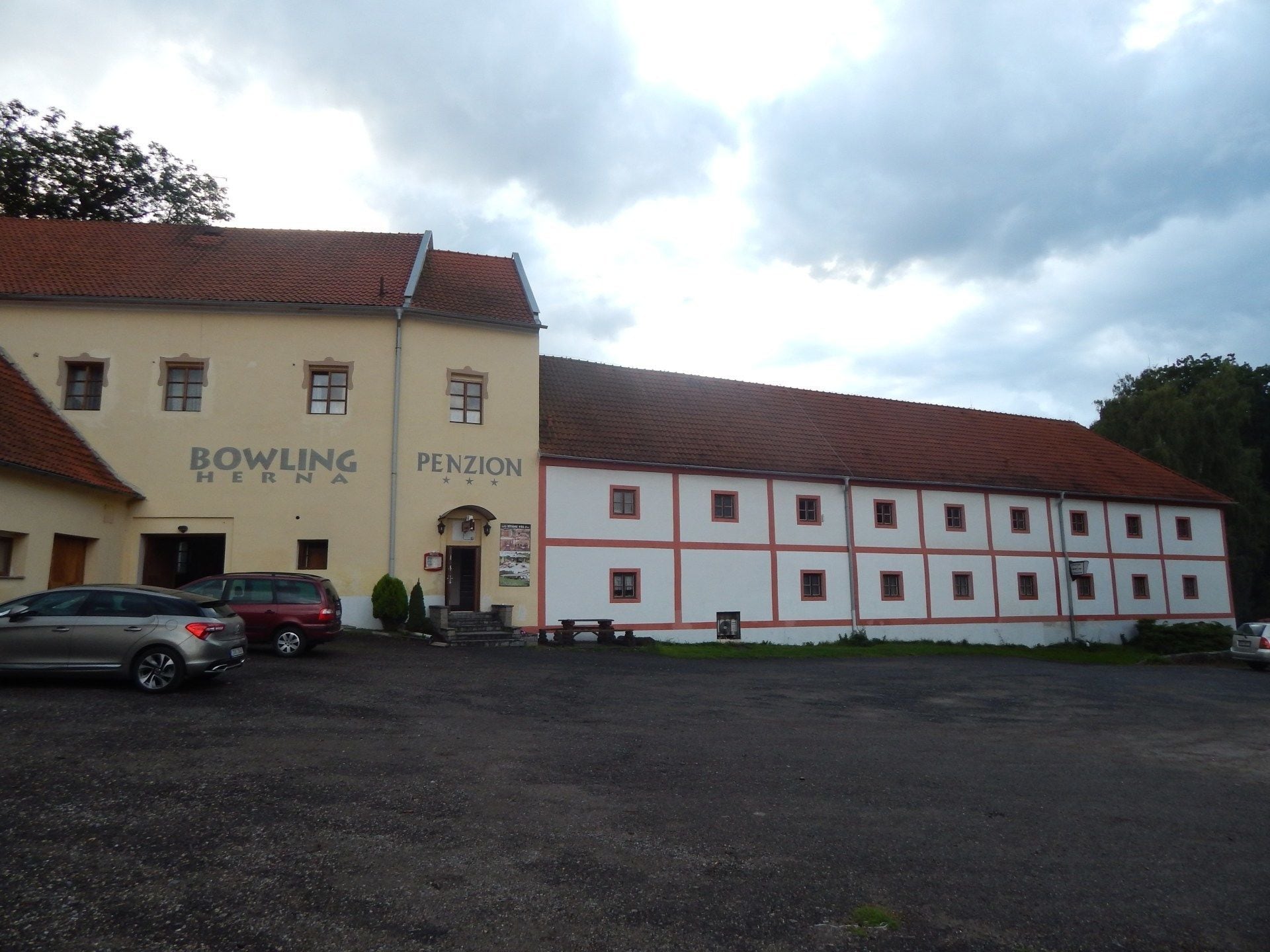 Un bâtiment portant les enseignes « BOWLING » et « PENZION », indiquant la présence d’un bowling et d’une pension.
