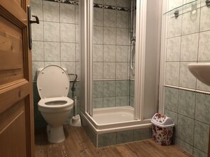 Habitación triple Confort | Baño | Ducha, artículos de higiene personal gratuitos y secador de pelo