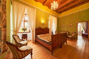 Habitación triple Royal, chimenea, vistas al jardín | Escritorio, wifi gratis, ropa de cama