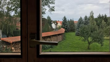 Habitación triple Confort | Escritorio, wifi gratis y ropa de cama