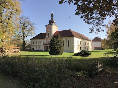 Garden. Zámek Lešany