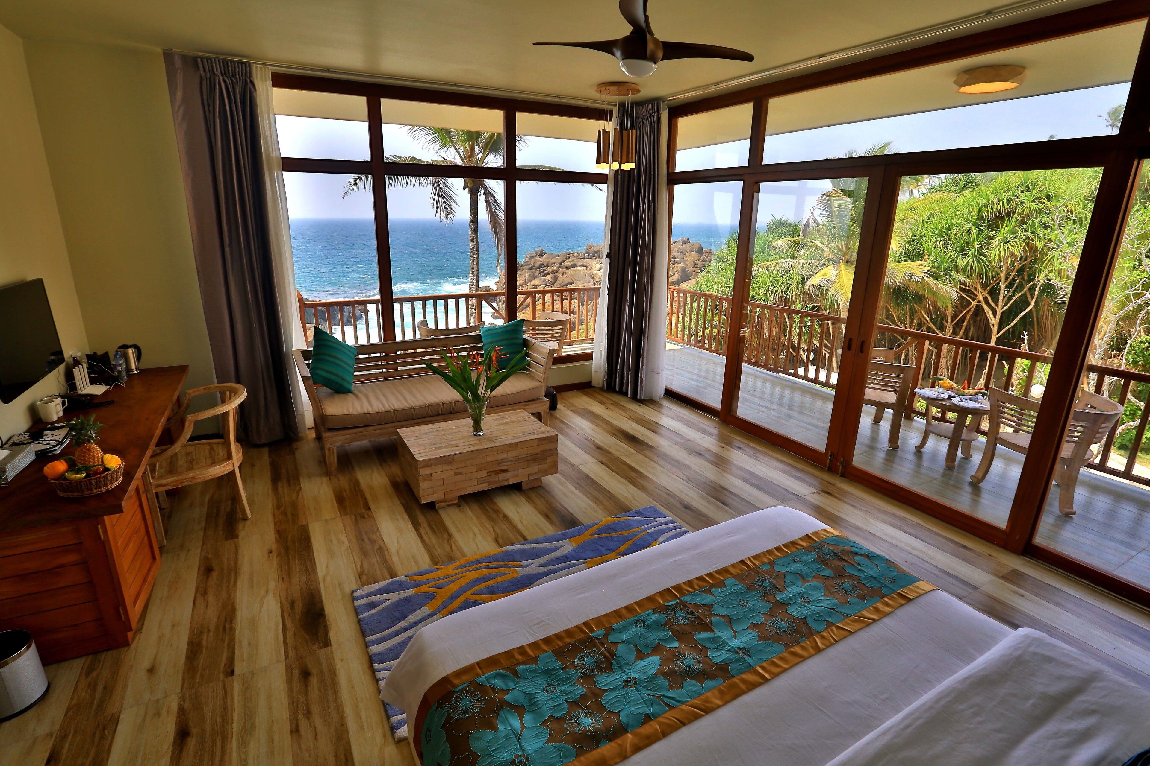 Panoramic Suite | Living area | Flat-screen TV