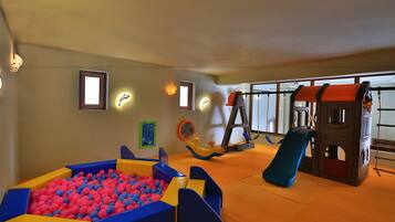 Área de juegos infantiles bajo techo