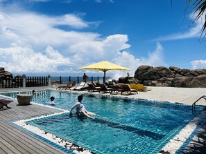 Outdoor pool, sun loungers - Thaproban Pavilion Waves Unawatuna (Unawatuna)