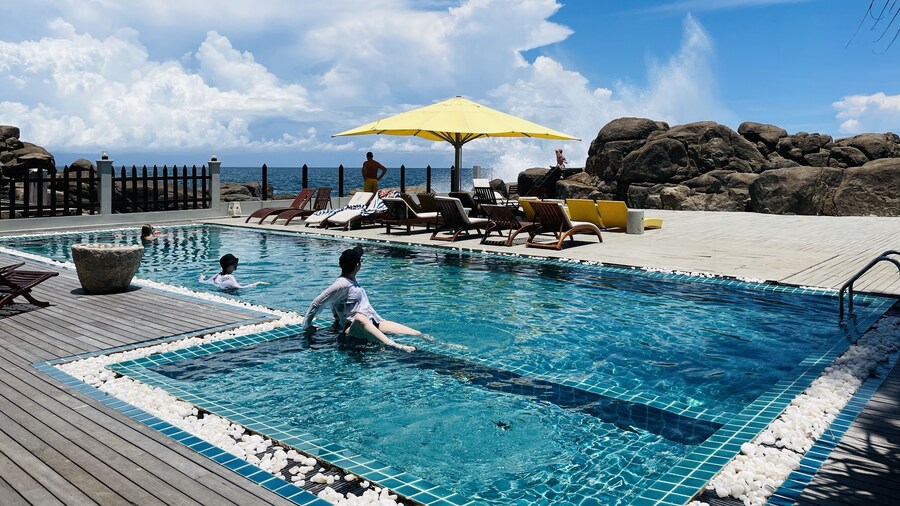 Thaproban Pavilion Waves Unawatuna