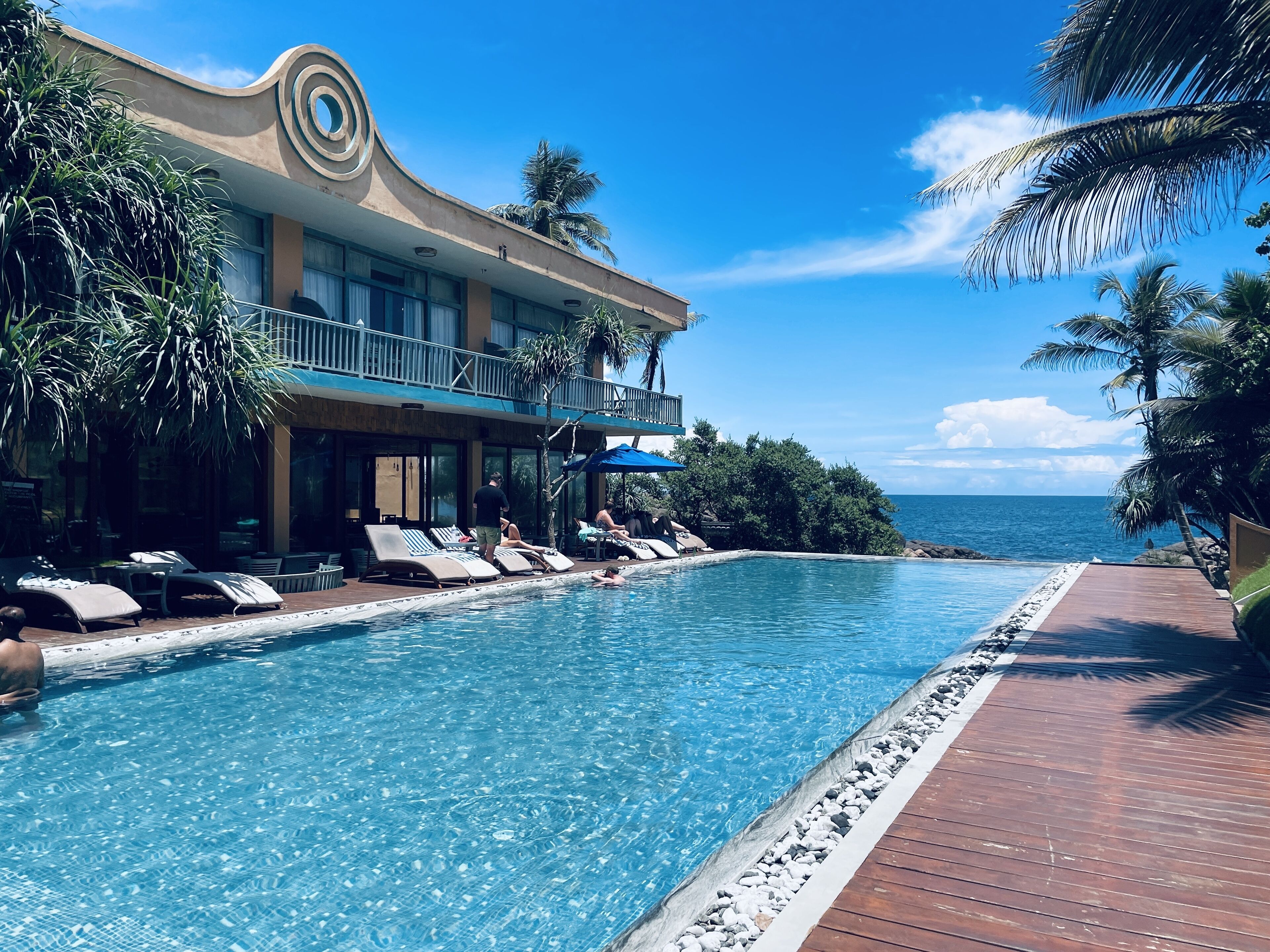 Piscine extérieure, chaises longues