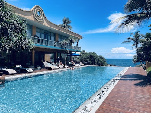 Thaproban Pavilion Waves Unawatuna