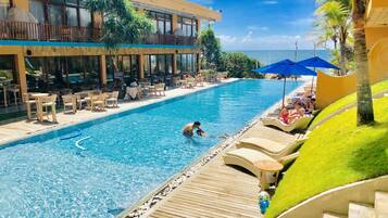 Utendørsbasseng og solsenger