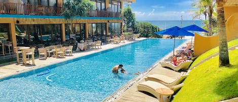 Piscine extérieure, chaises longues