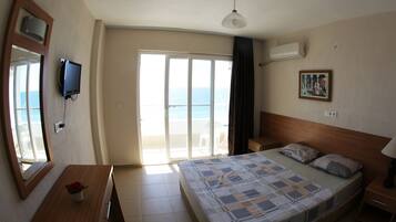 غرفة عادية | مكتب وتجهيزات عازلة للصوت ومكواة/لوح كي وأسرّة قابلة للطي