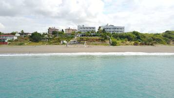 Privat strand, solsenger og parasoller