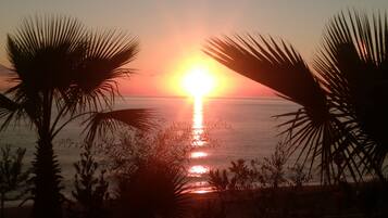 شاطئ خاص، كراسي للتشمس، مظلات الشاطئ