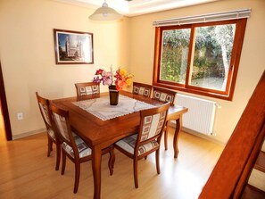 Deluxe House, 3 Bedrooms | In-room dining - Bella Casa Condominio Centro Gramado (Gramado)