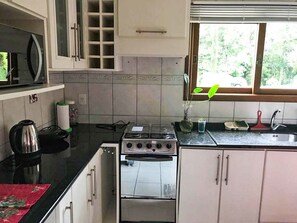 Deluxe House, 3 Bedrooms | Private kitchen | Fridge, microwave, stovetop, cookware/dishes/utensils - Bella Casa Condominio Centro Gramado (Gramado)