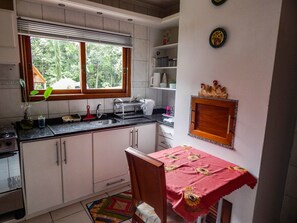 华丽独立别墅, 3 间卧室 | 私人厨房 | 冰箱、微波炉、炉灶、厨具/餐具