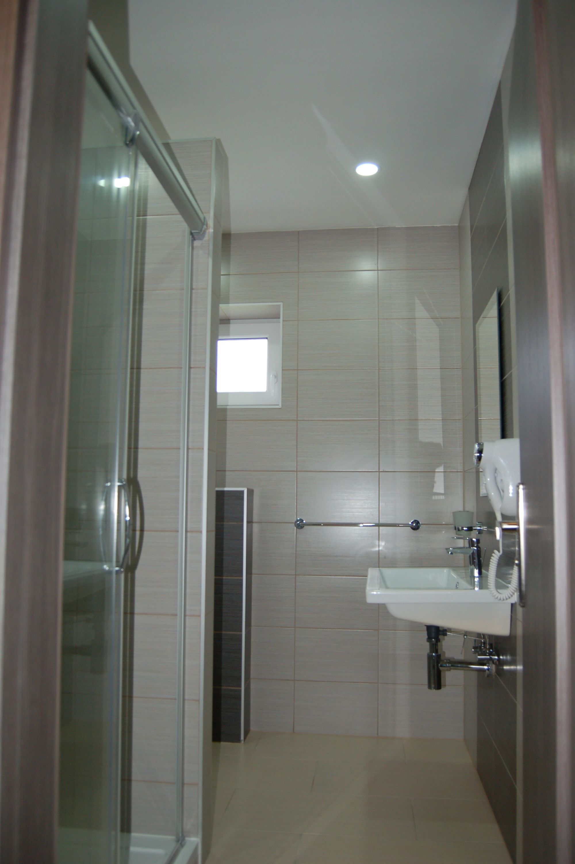 Ducha, secador de pelo, toallas