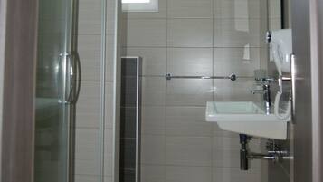 Ducha, secador de pelo, toallas