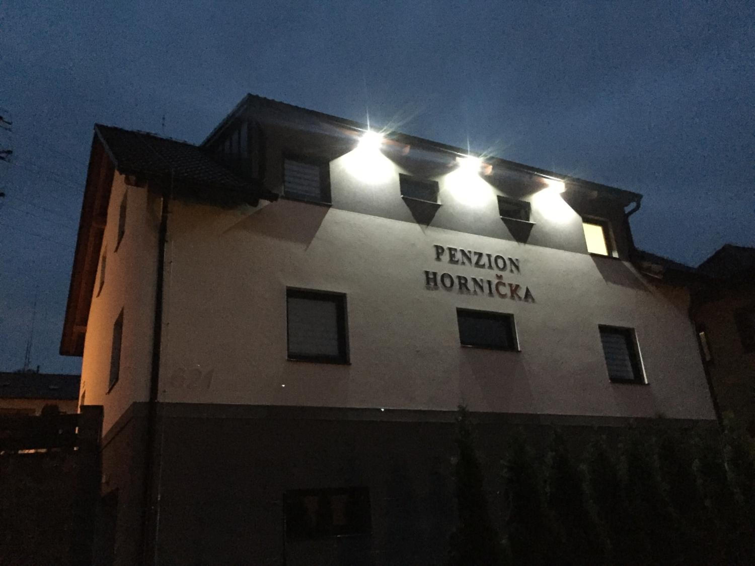 Un edificio con el nombre 'PENZION HORNICKA' en su fachada.