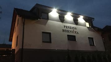 Un edificio con el nombre 'PENZION HORNICKA' en su fachada.