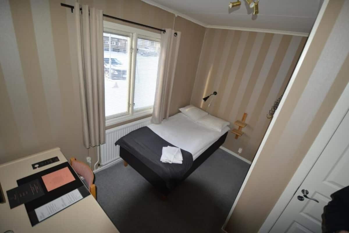 Single Room with private WC, shared shower | Masa, dizüstü bilgisayar çalışma alanı, güneşlik/perde, ütü/ütü masası