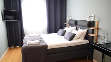 Double or Twin Room with private WC, shared shower | Escritorio, espacio para trabajar con laptop y cortinas blackout
