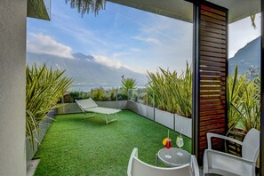 Suíte júnior, terraço, vista para o lago | Cofres nos quartos, escrivaninha, espaço de trabalho para notebook