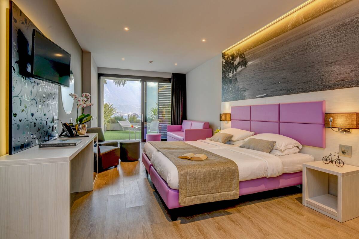 Suite junior, terraza, vistas al lago | Caja fuerte, escritorio, espacio para trabajar con un portátil
