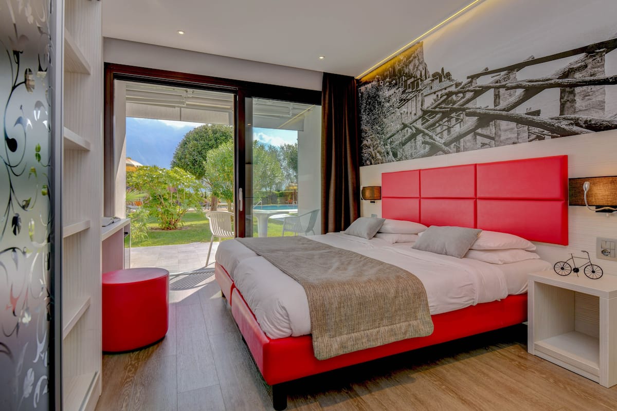 Standard Twin Room, Garden View, Ground Floor | In-room safe, desk, laptop workspace, soundproofing