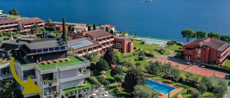 Kahden hengen standard-huone (kaksi sänkyä), osittainen järvinäköala | Tallelokero huoneessa, työpöytä