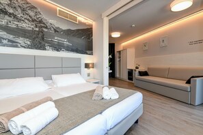 Family Suite, Balcony, Partial Lake View | In-room safe, desk, laptop workspace, soundproofing - Hotel La Fiorita (Limone sul Garda)