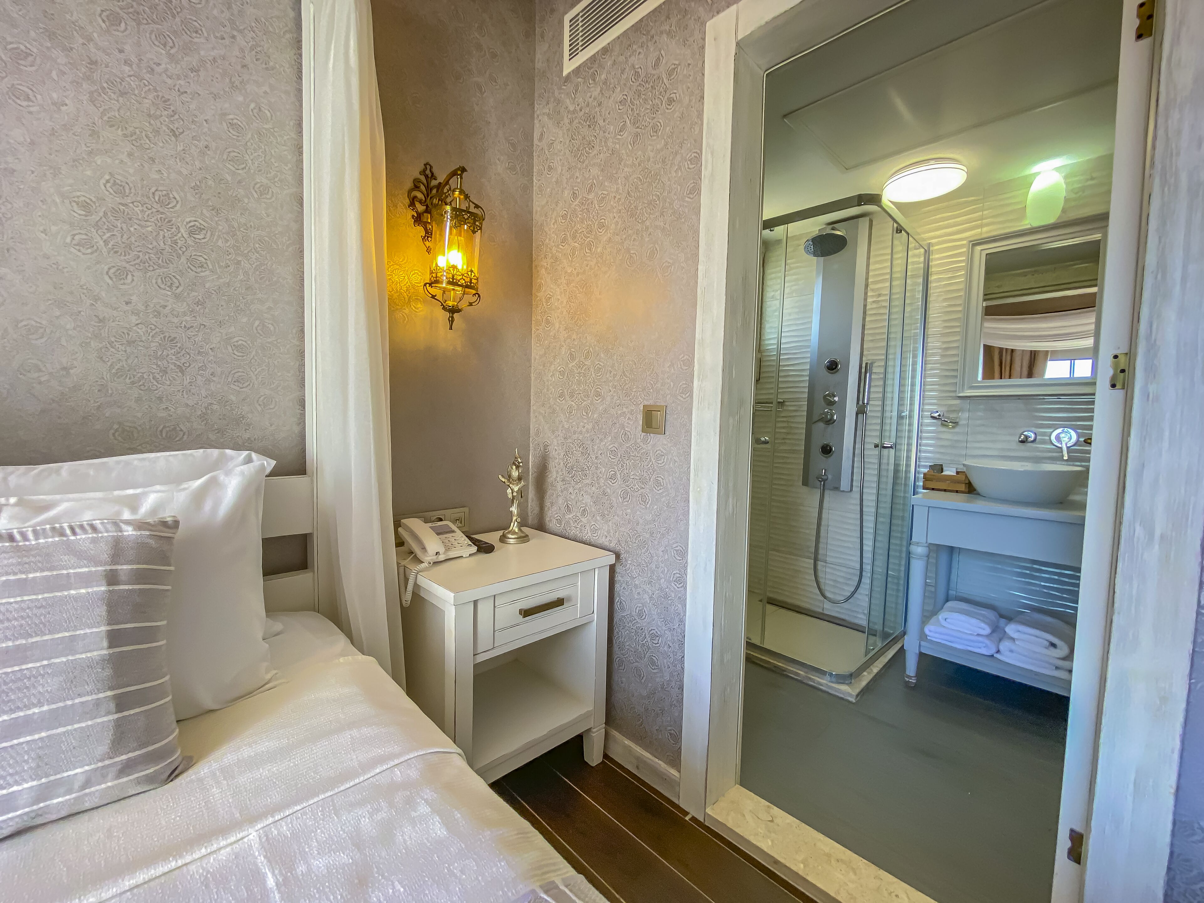 deluxe room, balcony | minibar, soundproofing, iron/ironing board, free wifi