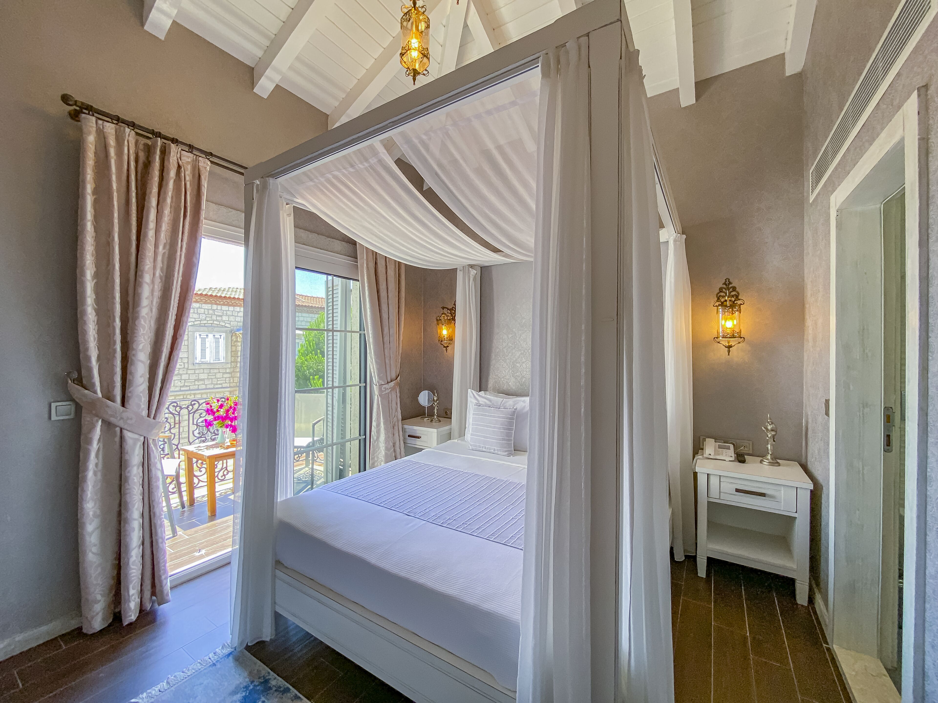 Minibar, sistema de insonorización y tabla de planchar con plancha 