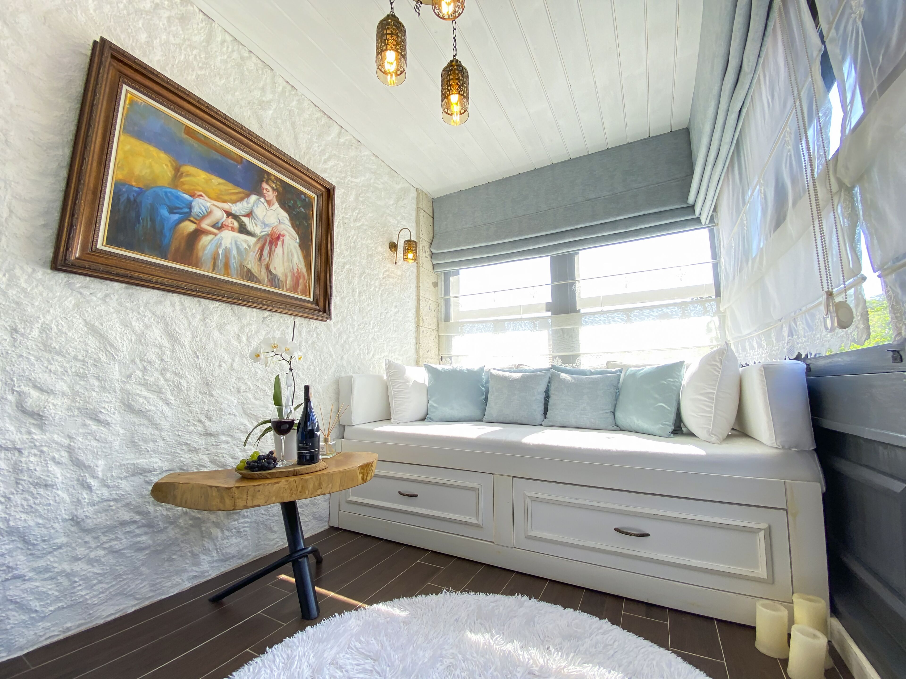 suite with bay window | minibar, soundproofing, iron/ironing board, free wifi