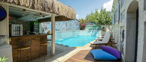 Swim-up bar